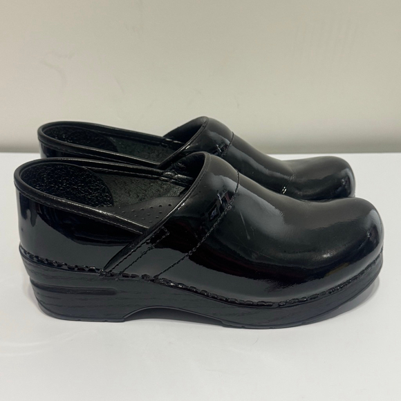 Dansko Black Patent Leather Clogs Size 37 Slip On Nursing Comfort Shoes - Picture 5 of 12